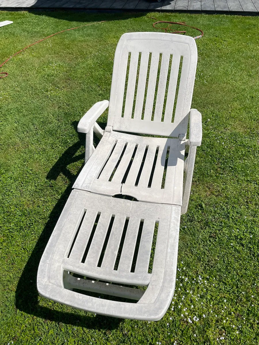 Gartenliege Sonnenliege Liegestuhl Kunststoff verstellbar weiß, € 0,- (6321 Angath)