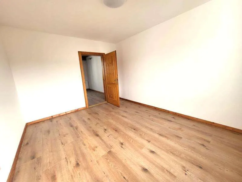 Geräumige Eigentumswohnung (85m²) mit Loggia und Tiefgaragenplatz in ruhiger, zentraler Lage in Fürstenfeld! – pohled 2