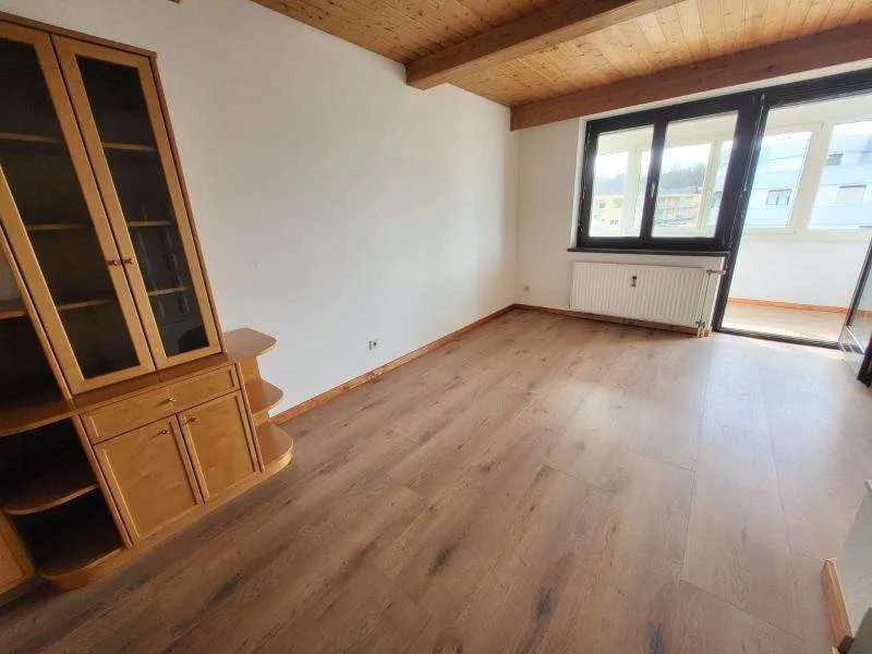 Geräumige Eigentumswohnung (85m²) mit Loggia und Tiefgaragenplatz in ruhiger, zentraler Lage in Fürstenfeld! – pohled 3
