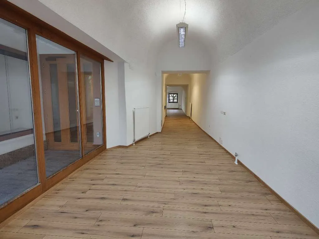 (Videolink!) 2 Monate mietfrei! NEU saniertes Geschäftslokal/ Büro/ Kanzlei in bester Lage am Stadtplatz zu vermieten! PROVISIONSFREI - Ansicht 2