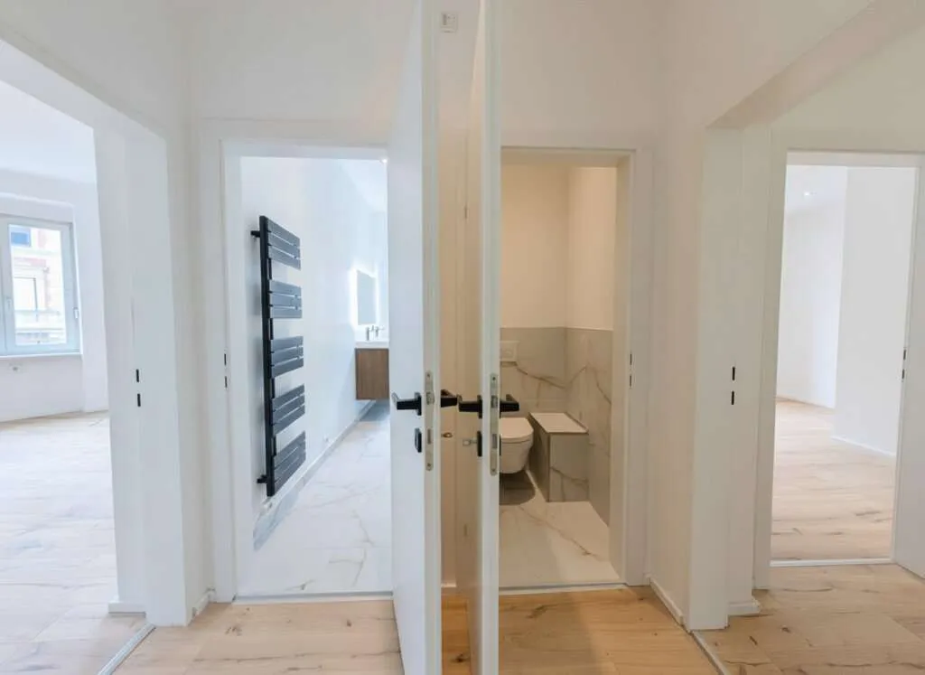 Erstbezug nach Sanierung! 4 Zimmer mit Klimaanlage & neuer Küche in zentraler Lage! - Ansicht 2