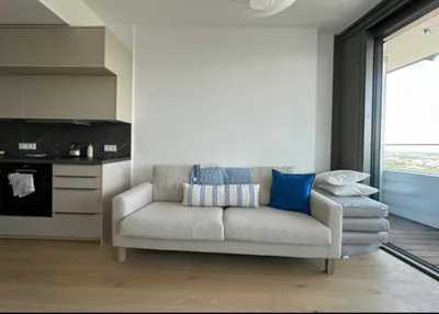 Moderne 38,5 m² Wohnung mit Balkon - 36. Stock, Blick über die ganze Stadt – Bild 2