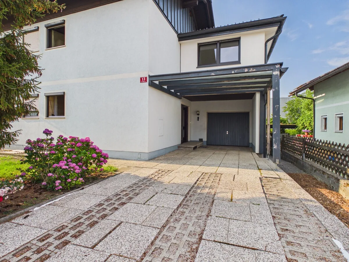 Stilvolles Zweifamilienhaus auf großzügigem Grundstück in begehrter Wohnlage von Feldkirchen - Wohnen mit Zukunftspotenzial – pohled 2