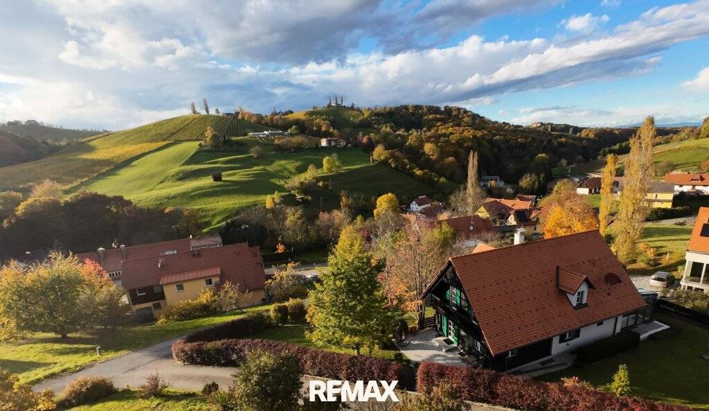 Sie suchen ein stilvolles Zuhause an der Weinstraße mit Fernblick, Wellnessbereich und eigenem Weinkeller? Dann sollten Sie sich diese besondere Immobilie unbedingt ansehen! - Ansicht 2