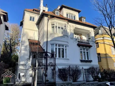 Erstbezug nach stilvoller Sanierung - Altbauwohnung in wunderschöner Stilvilla - ein Zuhause für gehobene Ansprüche! – Bild 2