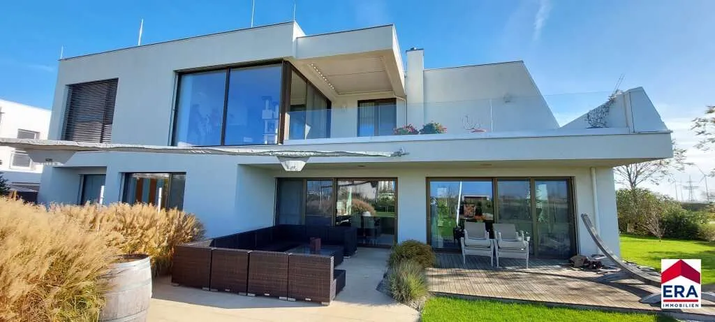 Moderne lichtdurchflutete Traumvilla in bester Lage am See – pohled 3