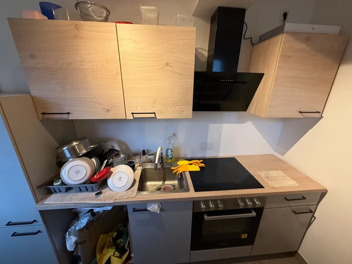 Einbauküche mit Elektrogeräten - gebraucht - Selbstabholung ( 2JAHRE ALT), € 150,- (1100 Wien)