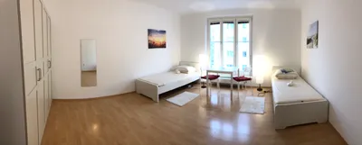 Helles Zimmer in Studenten-WG direkt bei der U1 - all-in