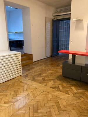 Dachgeschoß-Wohnung mit Atelierverglasung am Wallensteinplatz – Bild 3