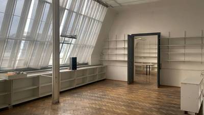 Dachgeschoß-Wohnung mit Atelierverglasung am Wallensteinplatz