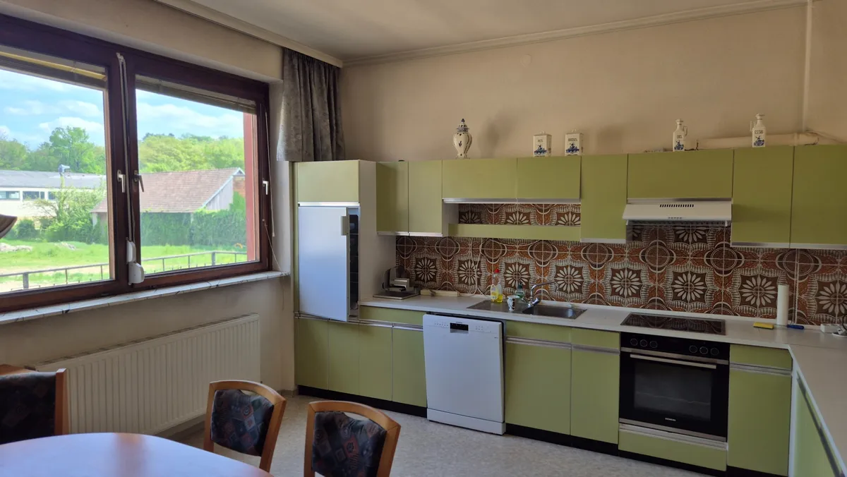 Großes, helles Wohnhaus im Ortskern von Gaweinstal auf 568 qm Grundfläche, voll unterkellert - Ansicht 2