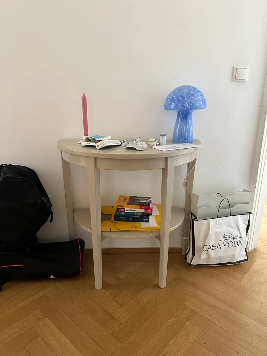 Upcycled Ikea Arkelstorp Beistelltisch halbrund, € 10,- (1030 Wien)