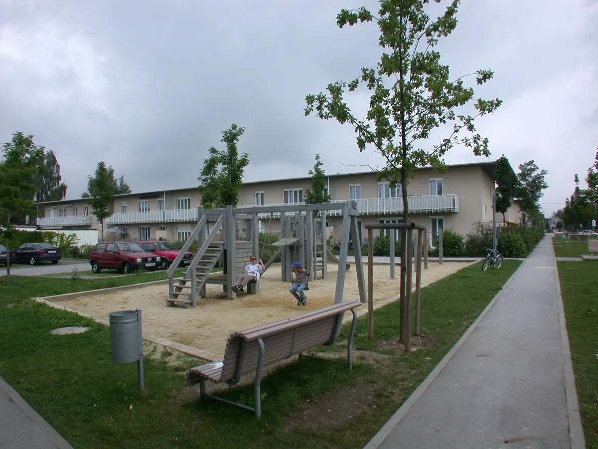 Geförderte 3-Raum-Wohnung in Traun mit Balkon, Standplatz und Tiefgaragenstandplatz zu vermieten! - Ansicht 2