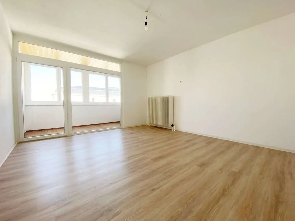 Helle 4-Zimmer-Wohnung mit verglaster Loggia im obersten Geschoss - Ansicht 2
