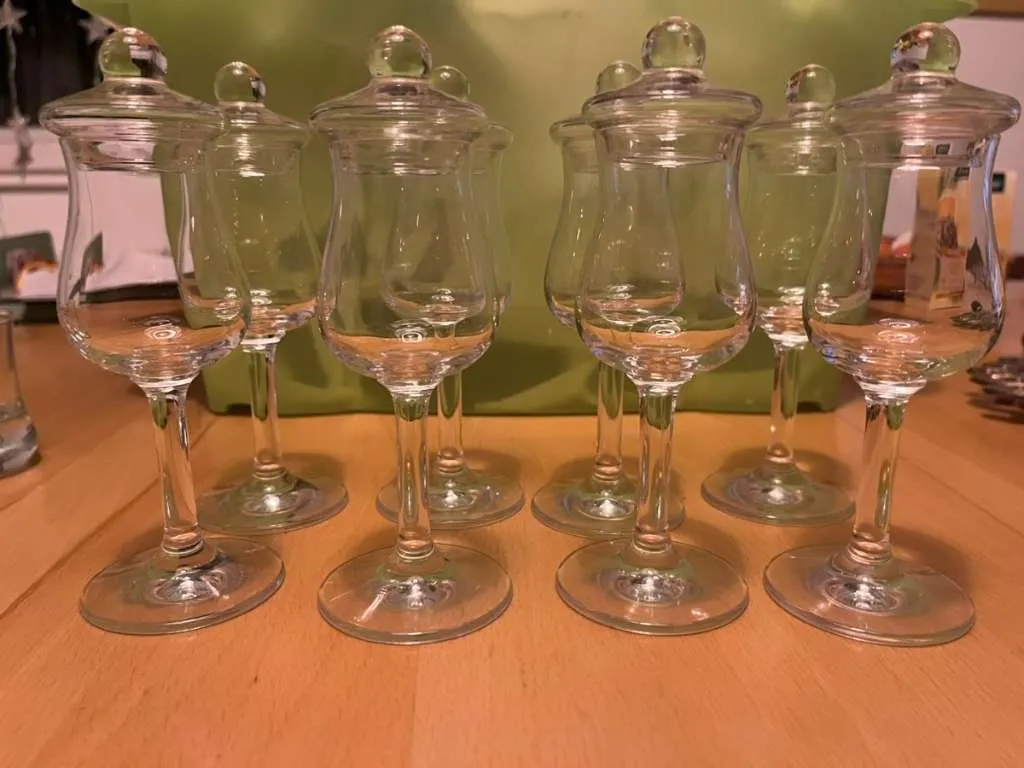Schnapsgläser mit Stiel und Deckel, € 80,- (3003 Gablitz)