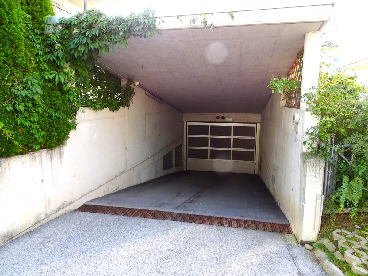 Schöner Tiefgaragenstellplatz - Ansicht 2