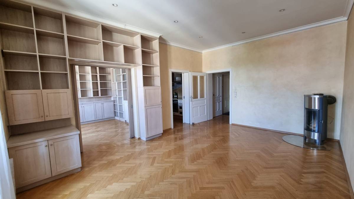 Außergewöhnliche Gelegenheit! Wunderschöme Altbauwohnung Nähe Schillerplatz zu verkaufen! - Ansicht 2
