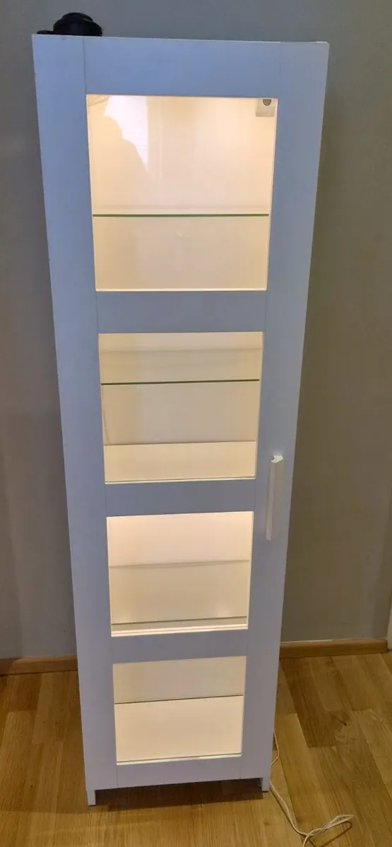 IKEA Glasvitrine weiß mit LED-Beleuchtung, 142 cm hoch, € 50,- (3400 Klosterneuburg)