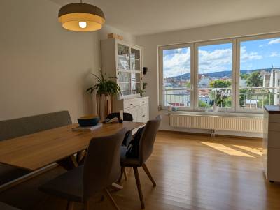 Klimatisiertes WG-Zimmer in heller & ruhiger Dachgeschosswohnung (2er WG)