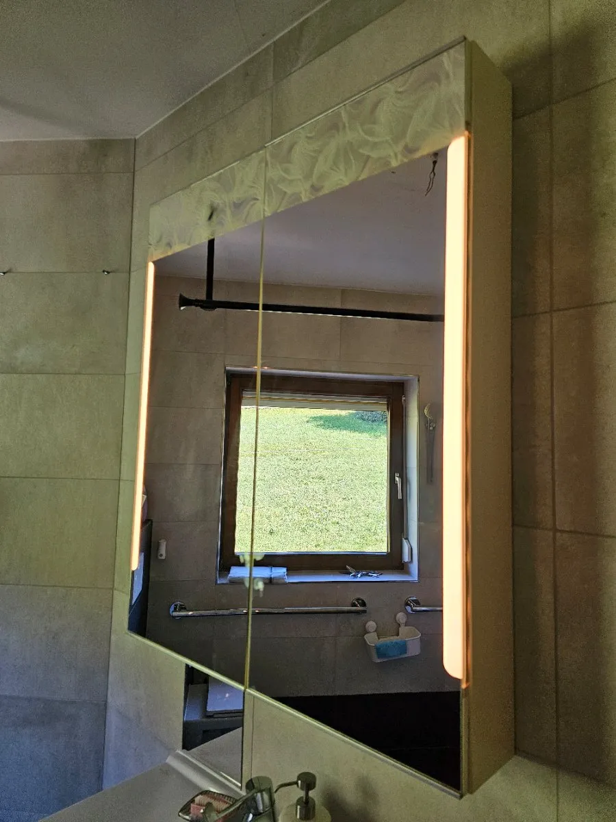 IKEA STORJORM Spiegelschrank mit LED-Beleuchtung (80 cm, weiß), € 100,- (6020 Innsbruck)