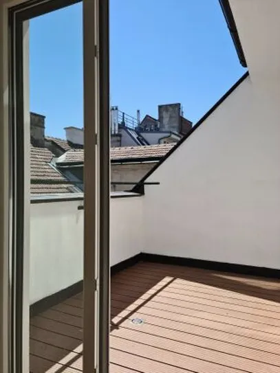 Sonnendurchflutete Dachgeschosswohnung mit Terrasse in bester Innenstadtlage - KEIN MAKLER/ Privatvermietung - Widok 2