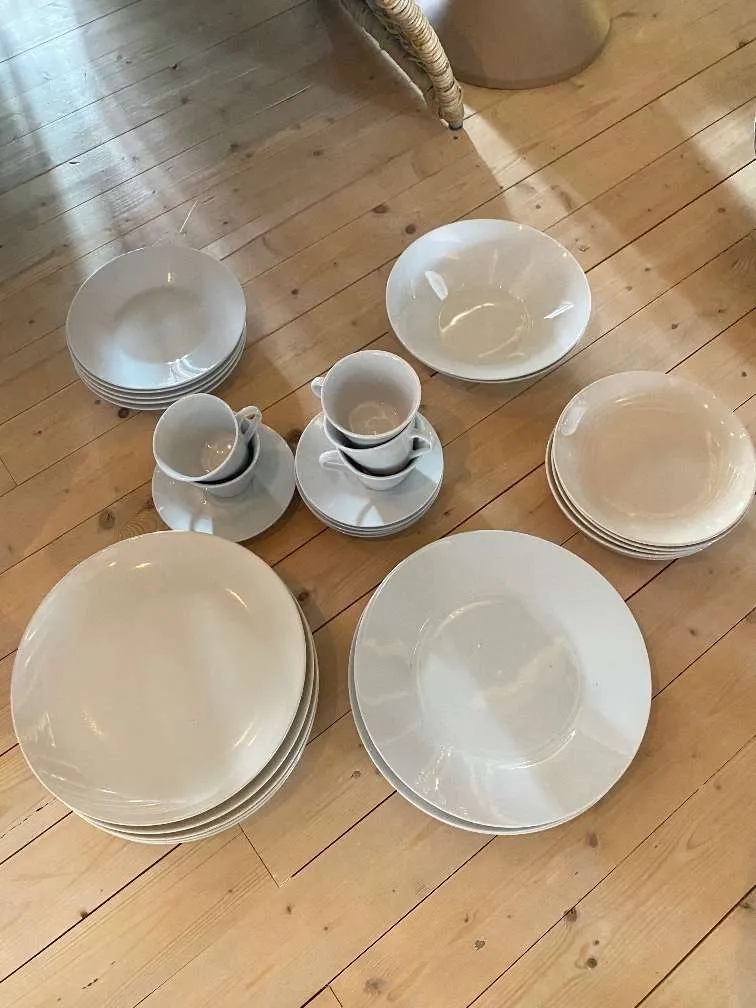 Geschirr Ikea beige und weiß, € 8,- (4312 Aistbergthal)