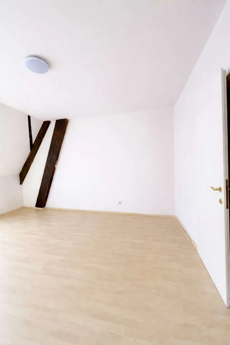 Einziehen & wohlfühlen: Helle Dachgeschosswohnung in zentraler Ruhelage in Voitsberg - Widok 3