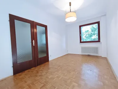 Absolute Ruhelage im Hinterhaus: 3-Zimmer-Wohnung mit Loggia & Einzelgarage – Bild 2