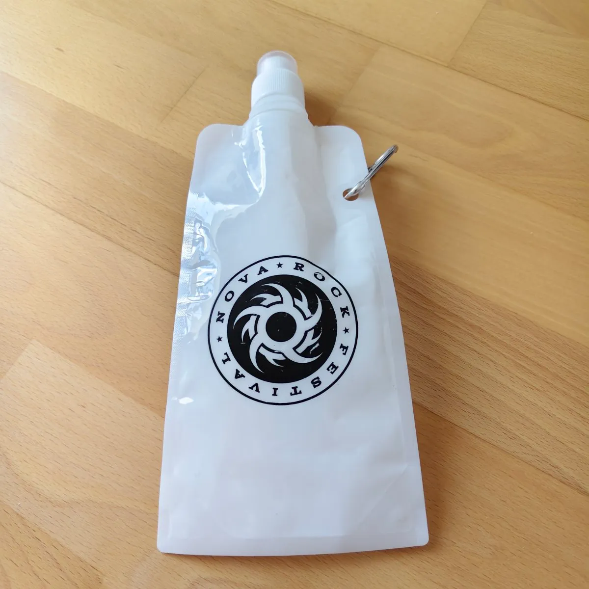 Nova Rock Festival Flasche Nova Rock Merchandise Faltbare Trinkflasche mit Karabiner Trinkflasche für Festivals Wasserflasche Festival Flasche, € 5,- (1090 Wien)