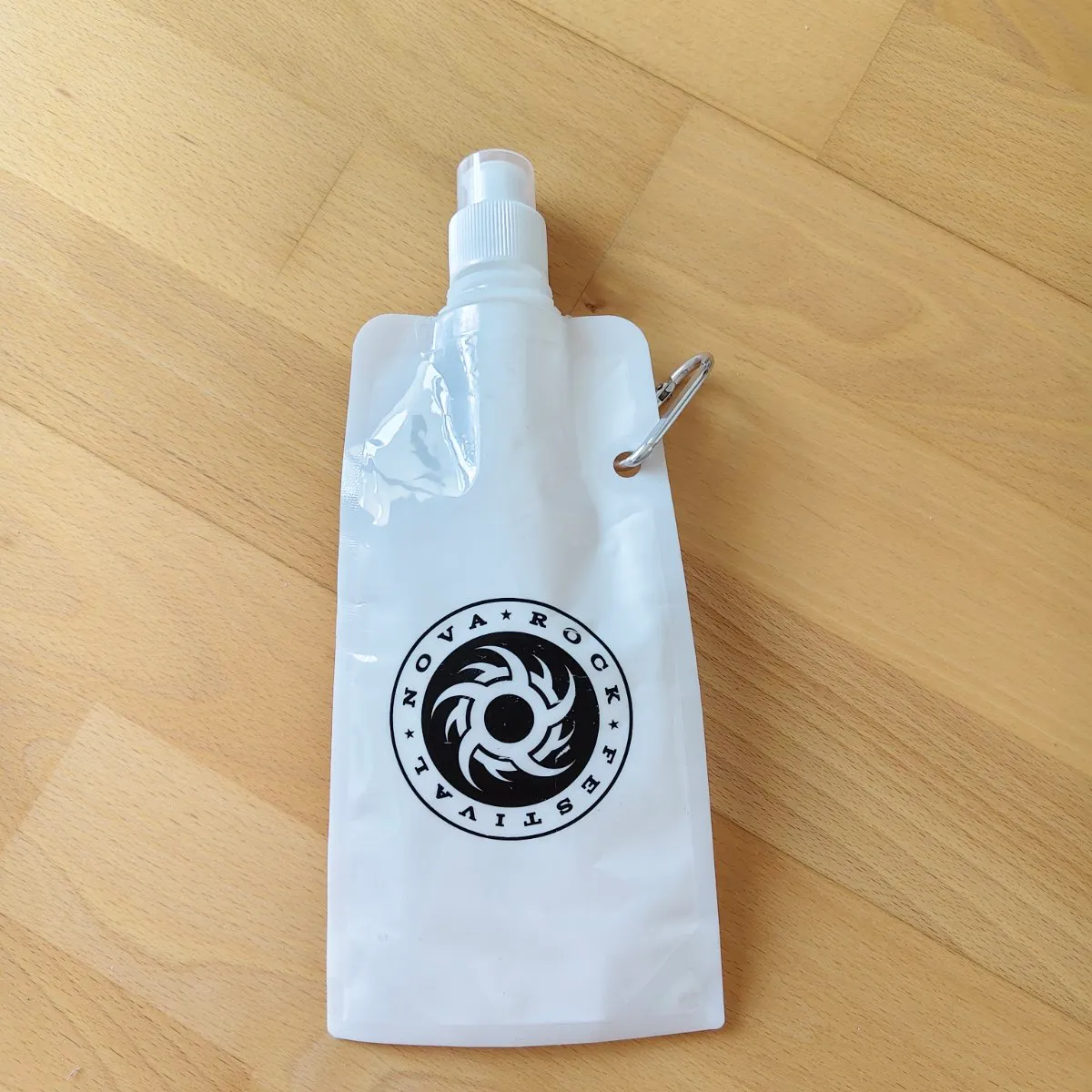 Nova Rock Festival Flasche Nova Rock Merchandise Faltbare Trinkflasche mit Karabiner Trinkflasche für Festivals Wasserflasche Festival Flasche, € 5,- (1090 Wien)