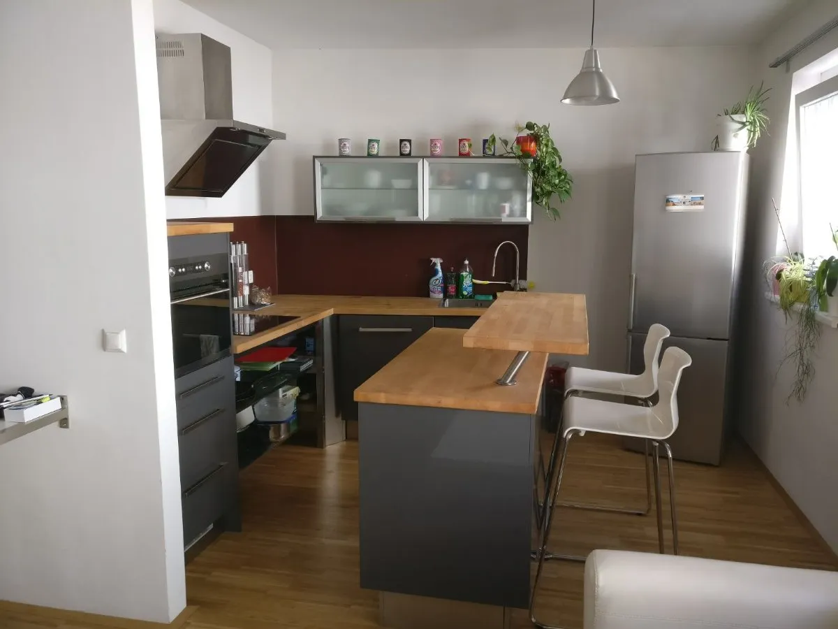 Schöne und gemütlich möblierte Zweizimmerwohnung in zentraler und doch ruhiger Lage perfekt für Singles - Ansicht 2