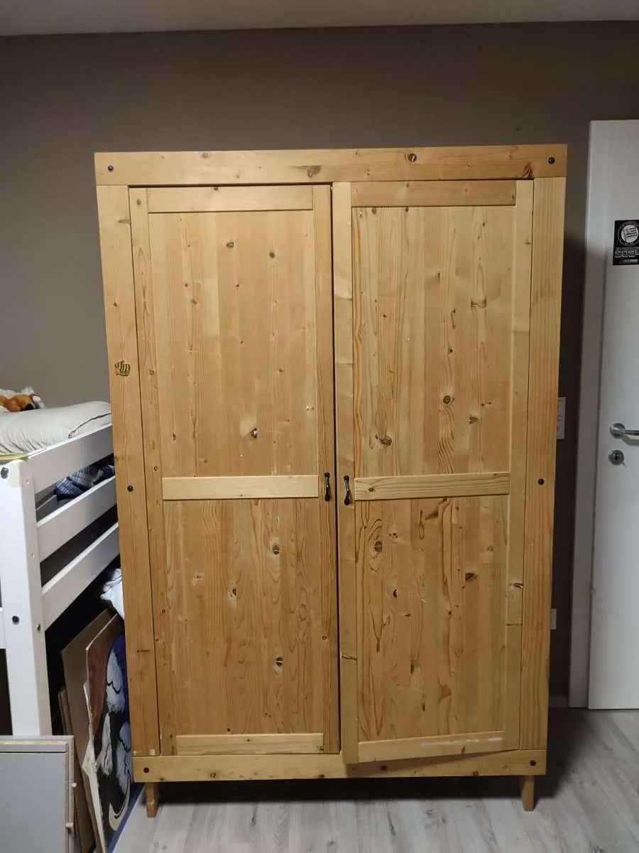 IKEA Kleiderschrank Kiefer massiv, € 115,- (8063 Brodersdorf)
