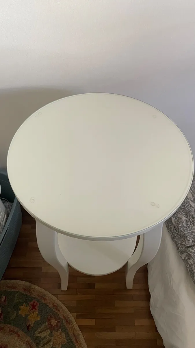 IKEA HEMNES Beistelltisch / Nachttisch rund weiß mit Glasplatte, € 35,- (1190 Wien)