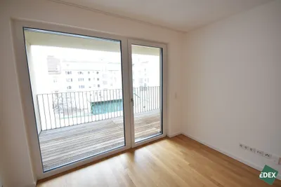 Ruhelage: Schöne 3-Zimmer-Wohnung mit Loggia in Augartennähe – Bild 2