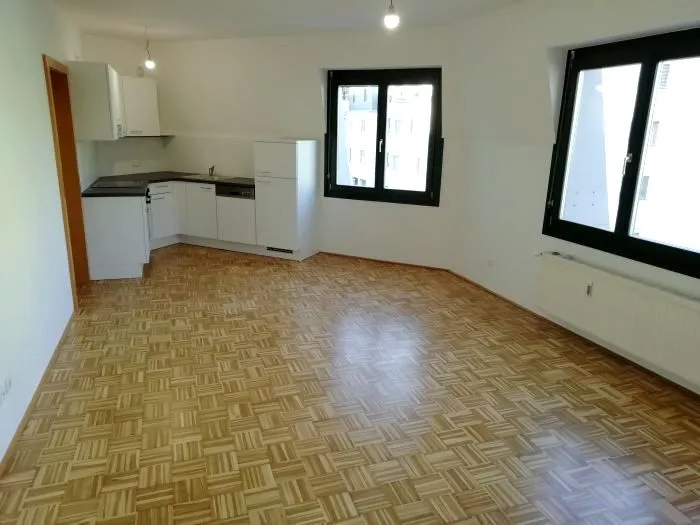 Ruhiger 2 ZIMMER-NEUBAU + neuwertige Einbauküche + Bad mit Wanne / Fenster + extra WC mit Waschbecken / Fenster + nähe Augarten bzw. XXXLutz! – pohled 2