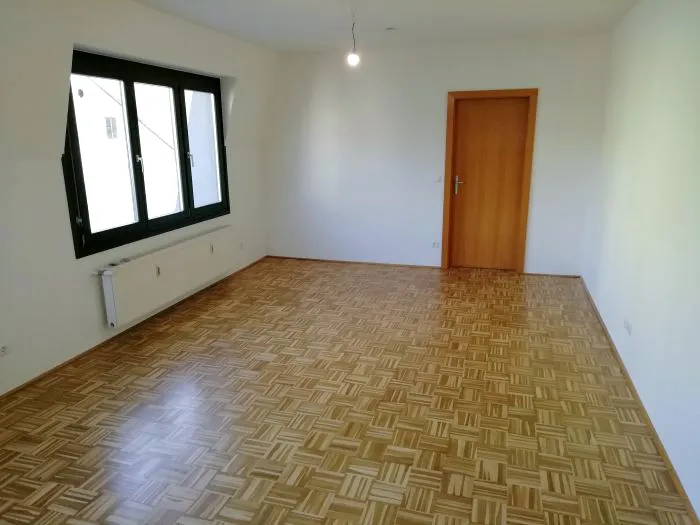 Ruhiger 2 ZIMMER-NEUBAU + neuwertige Einbauküche + Bad mit Wanne / Fenster + extra WC mit Waschbecken / Fenster + nähe Augarten bzw. XXXLutz! – pohled 3
