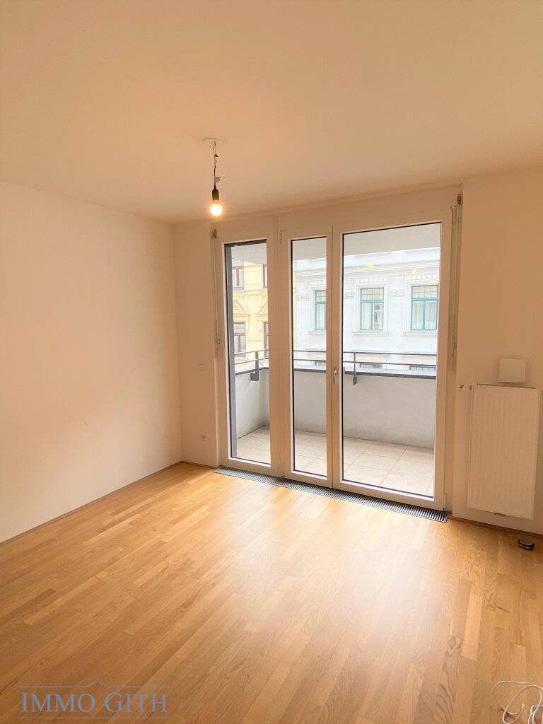 SEHR HELLE, RUHIGE, NEUWERTIGE MIETWOHNUNG MIT VOLLAUSGESTATTETER KÜCHE, großer LOGGIA + LIFT! - Ansicht 2