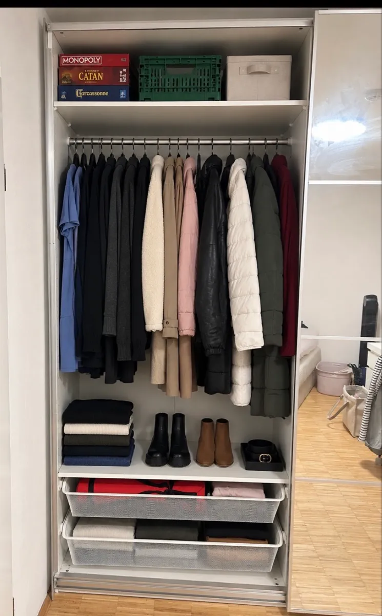 Ikea Pax Schrank mit Spiegel- Schiebetüren, € 550,- (6020 Innsbruck)