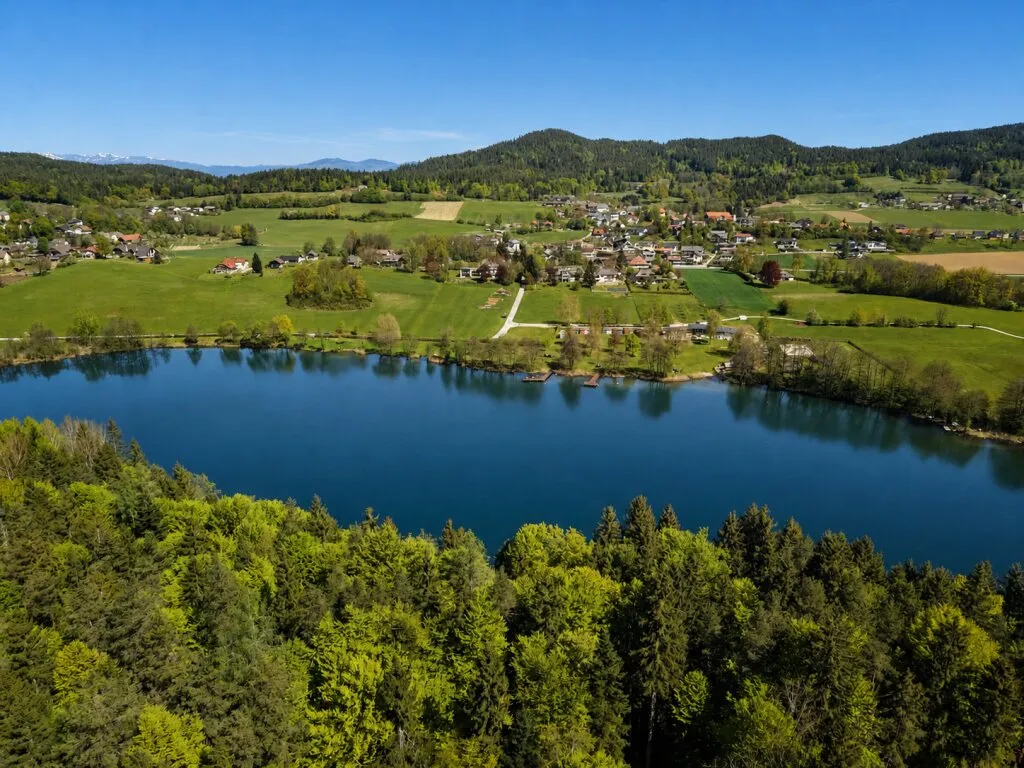 Hohe Fensterfronten, Eleganz, Seeblick und unvergleichliches Wohngefühl – pohled 2