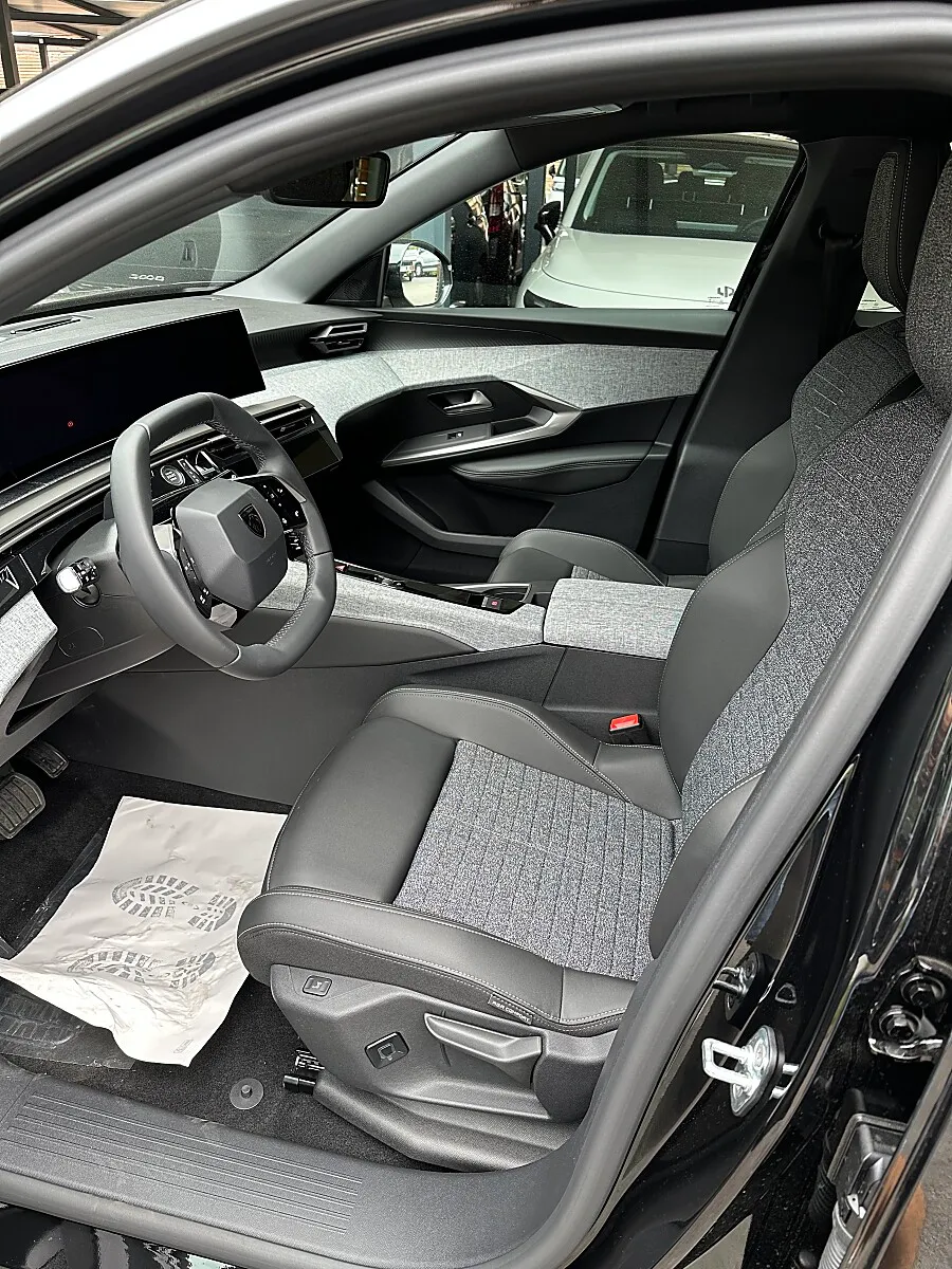 Peugeot 3008 1.2 Hybrid 145 Allure – Bild 6