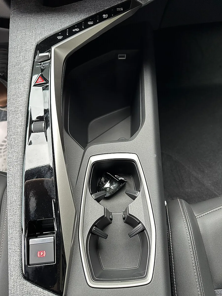 Peugeot 3008 1.2 Hybrid 145 Allure – Bild 14