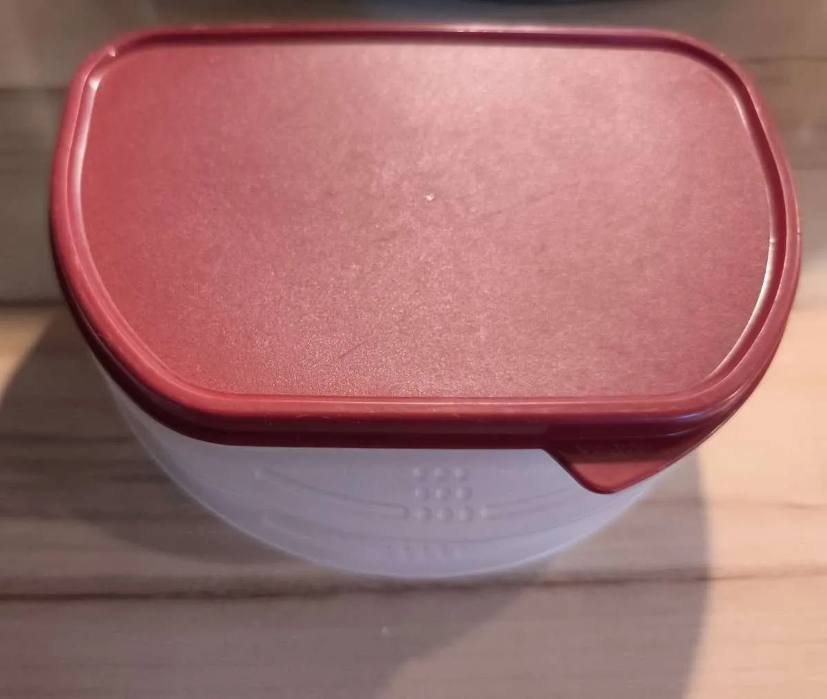 Tupperware Aufschnittdose Frischeturm Stapelbox Jause Jausenbox Lunch Lunchbox Box Aufschnitt Wurst Käse Snack Gemüse Tomaten Obst Früchte Kühlschrank stapelbar 2 Ebenen neu rot, € 18,- (8503 Oisnitz)