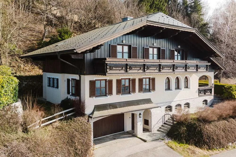 Wohnen mit Panorama am Mondseeberg! Gediegenes Haus mit herrlichem Mondseeblick - Ansicht 2