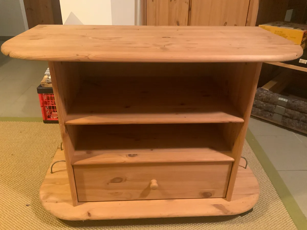 TV-Möbel, Kiefer massiv gelaugt, B/ H/ T 87x64x44 cm, € 15,- (1220 Wien)