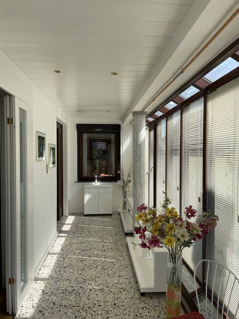 TOP-GEPFLEGTES EINFAMILIEN-HAUS MIT BEZAUBERNDEM ZIERGARTEN - GARAGE/WERKSTATT - ROHDACHBODEN - SAUNA! – pohled 3