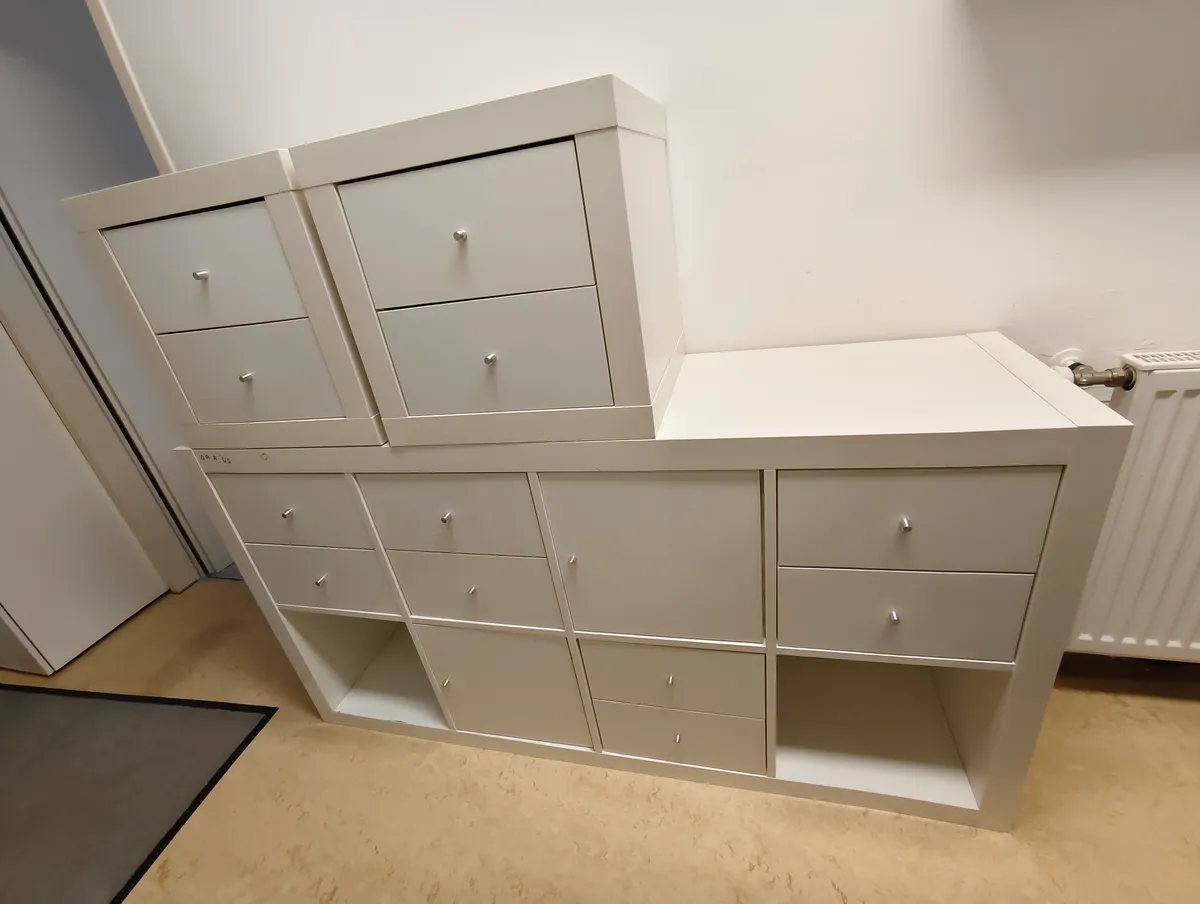 IKEA KALLAX Regal Hochglanz/ Weiß, € 90,- (4020 Linz)