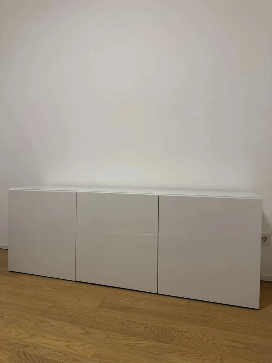 IKEA BESTÅ / SELSVIKEN Sideboard - Hochglanz weiß - 180 x 66 x 42 cm, € 180,- (4400 Steyr)