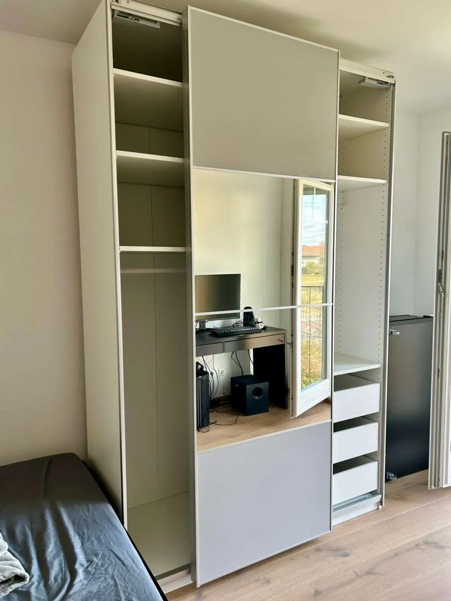 Kleiderschrank PAX Ikea Schiebetüren Spiegel Weiß/ hellgrau - top Zustand, € 380,- (1220 Wien)