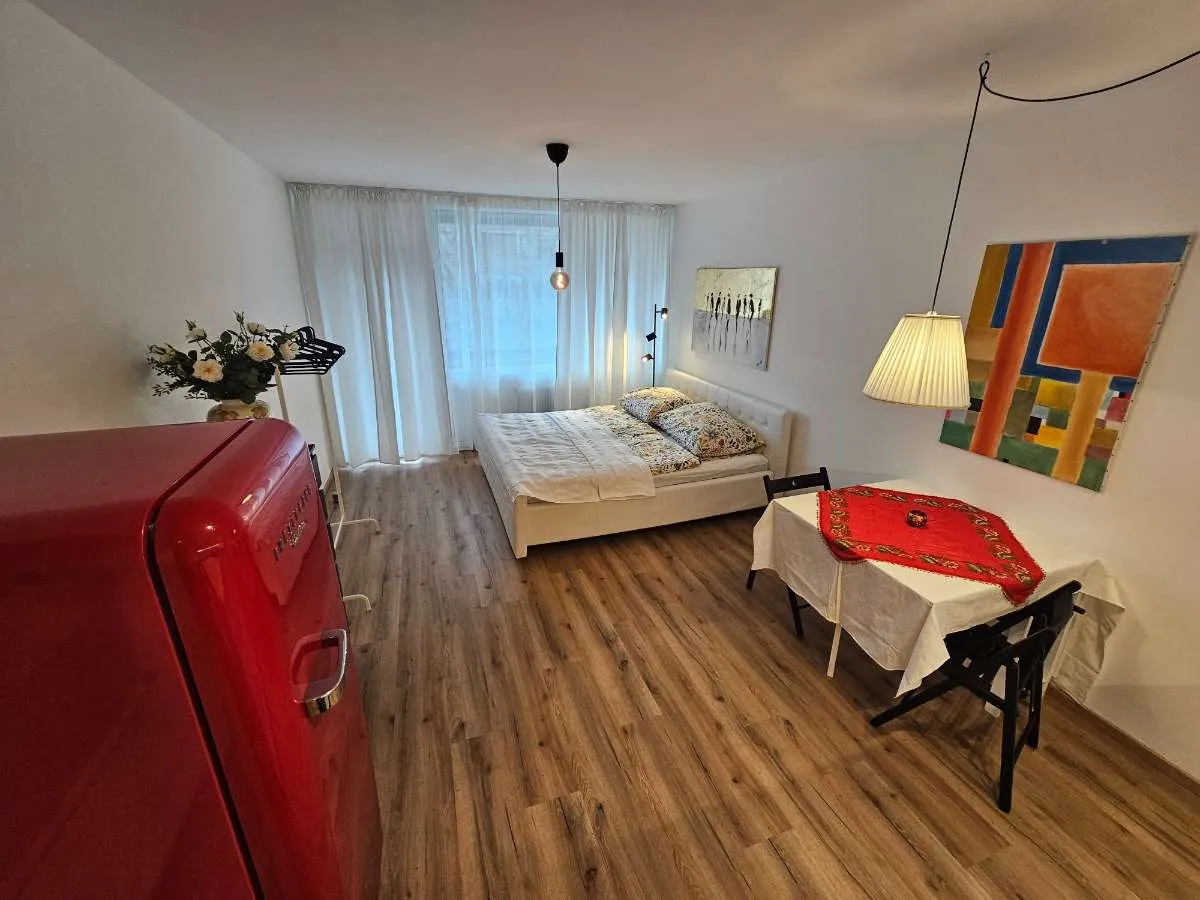 Perfekt für Singles / Expats: Möblierte Garçonnière mit Loggia & Privatparkplatz - Widok 2