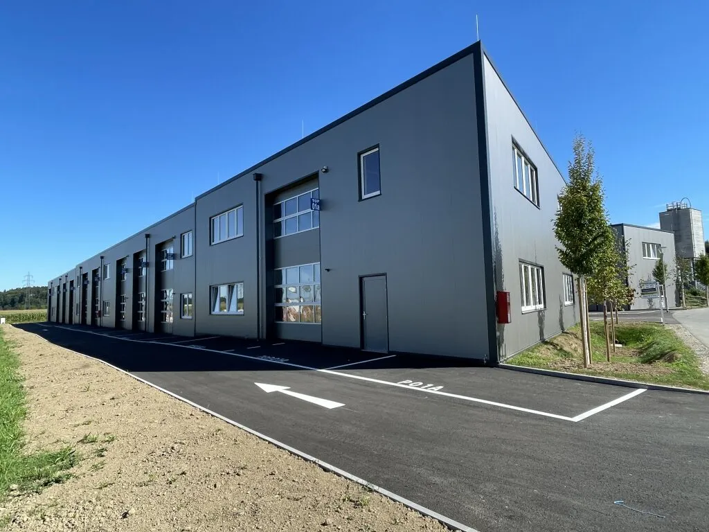 KURZZEITMIETE MÖGLICH! Betriebs-/ Produktions- oder Lagerhalle mit ca. 119 m² Fläche im Business Park Regau , 1A-Lage, Nähe A1 Westautobahn (Top 03a) - Ansicht 2